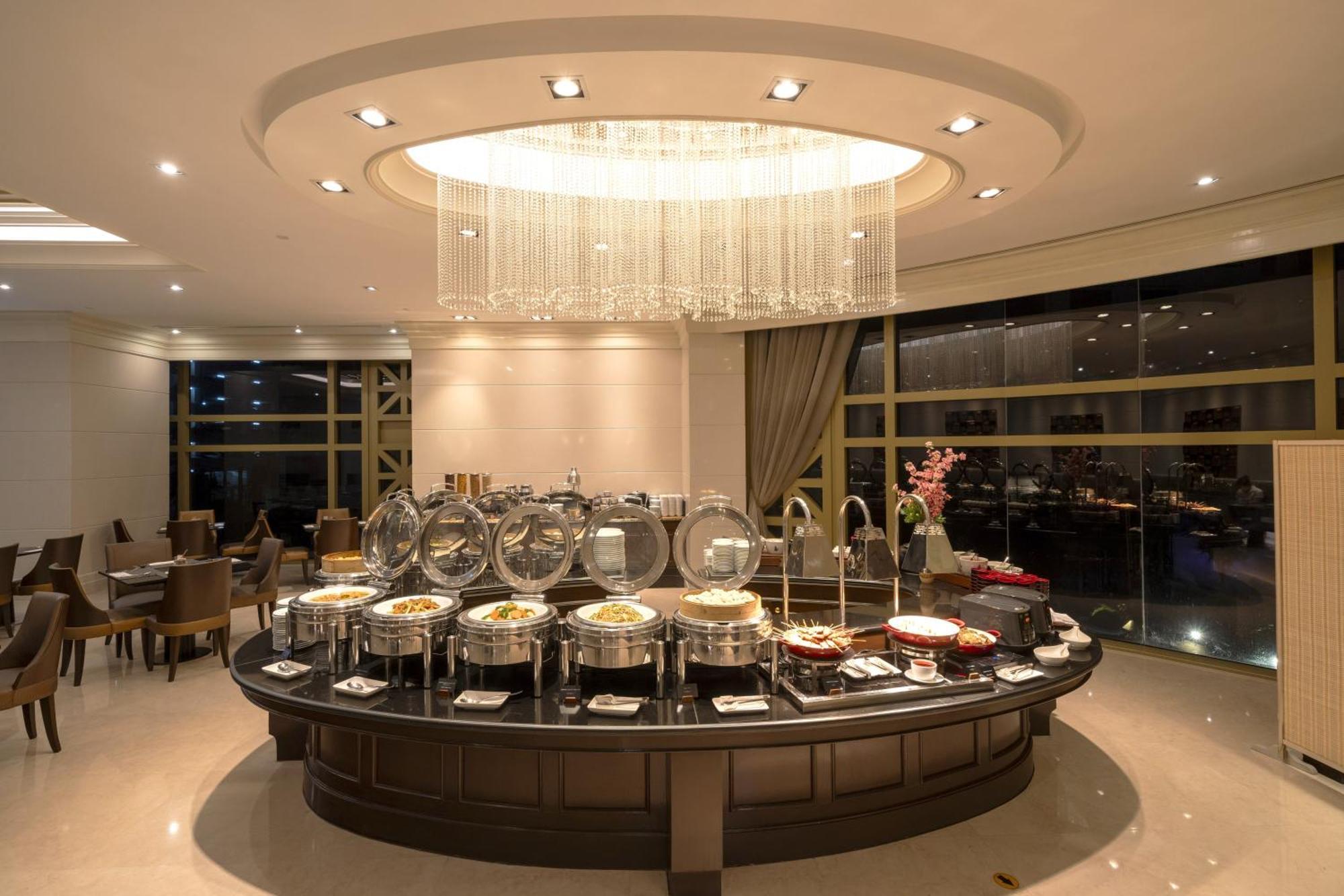 Grande Centre Point Hotel Ratchadamri Bangkok Ngoại thất bức ảnh A buffet at a hotel