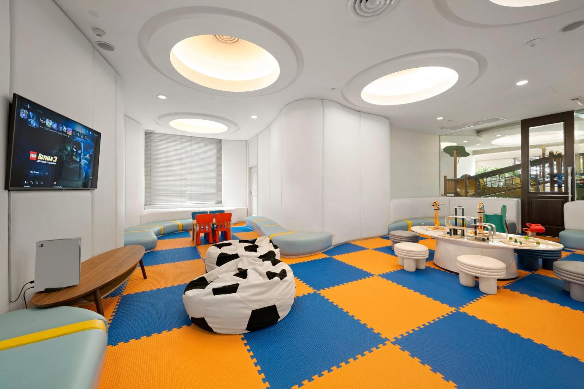 Grande Centre Point Hotel Ratchadamri Bangkok Ngoại thất bức ảnh The Children's Hospital at Queen Mary Hospital