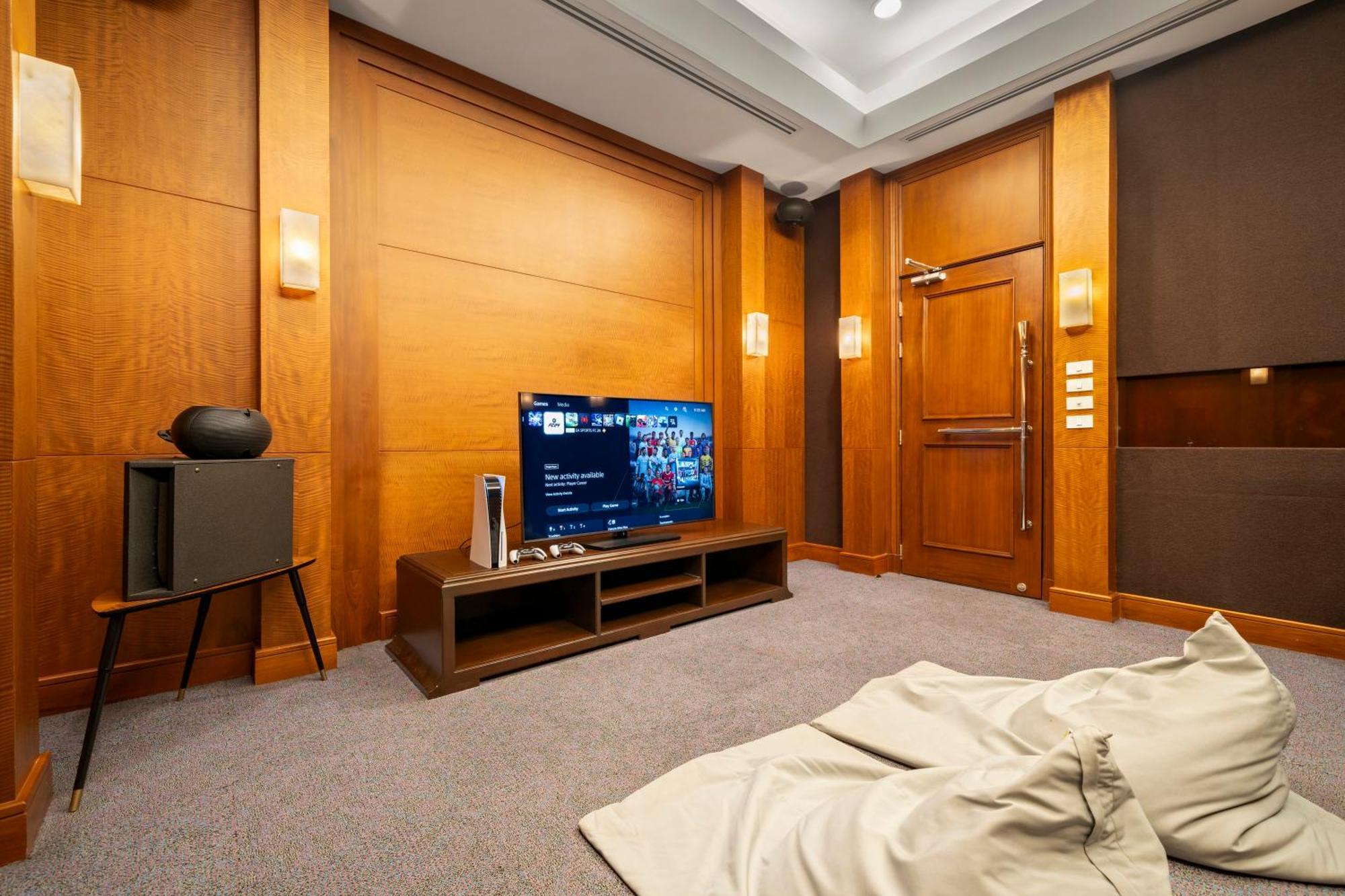 Grande Centre Point Hotel Ratchadamri Bangkok Ngoại thất bức ảnh A room with a TV