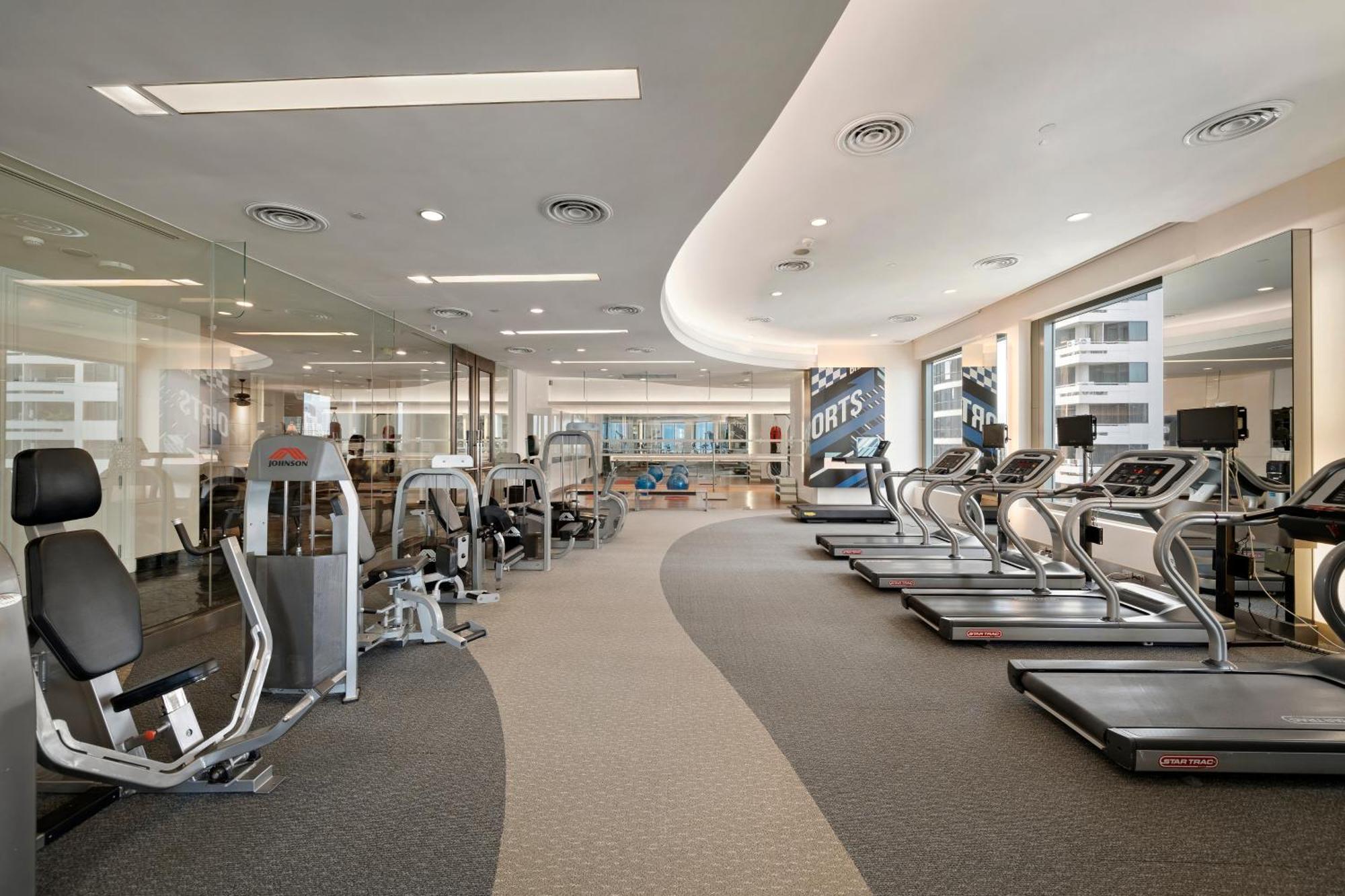 Grande Centre Point Hotel Ratchadamri Bangkok Ngoại thất bức ảnh The gym at the hotel