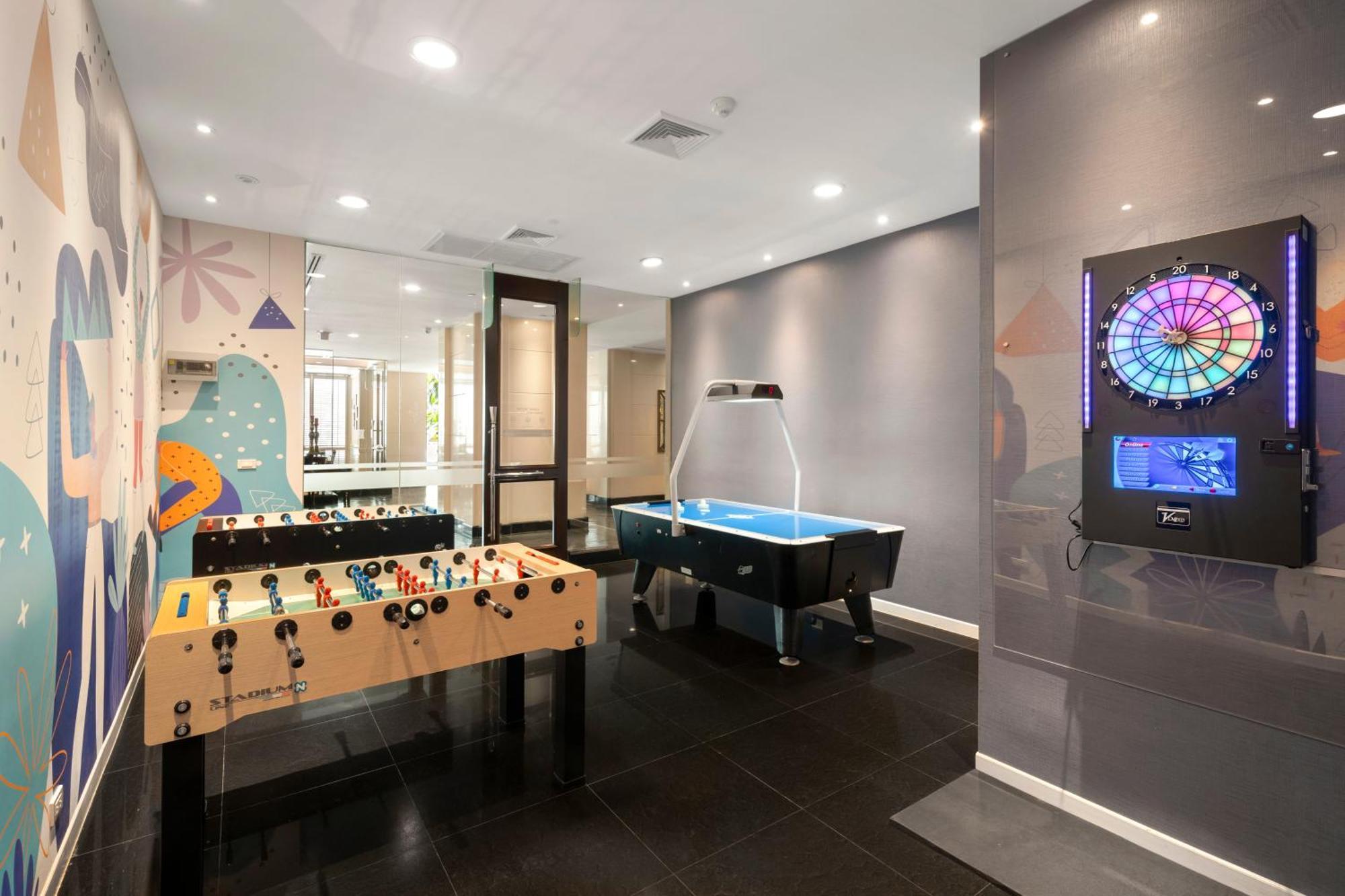 Grande Centre Point Hotel Ratchadamri Bangkok Ngoại thất bức ảnh The game room at the 2018 National Student Leadership Conference