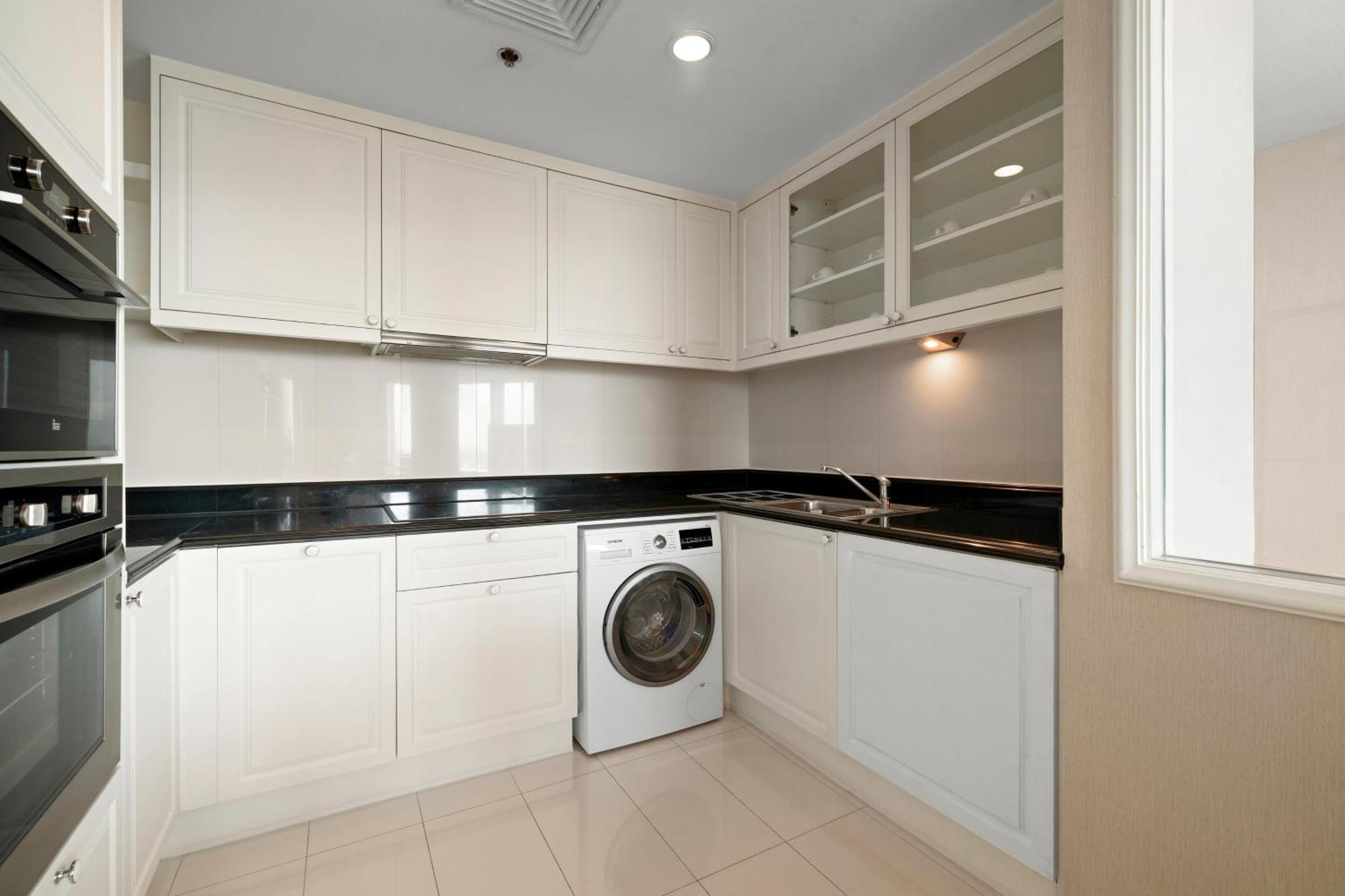 Grande Centre Point Hotel Ratchadamri Bangkok Ngoại thất bức ảnh A modern laundry room