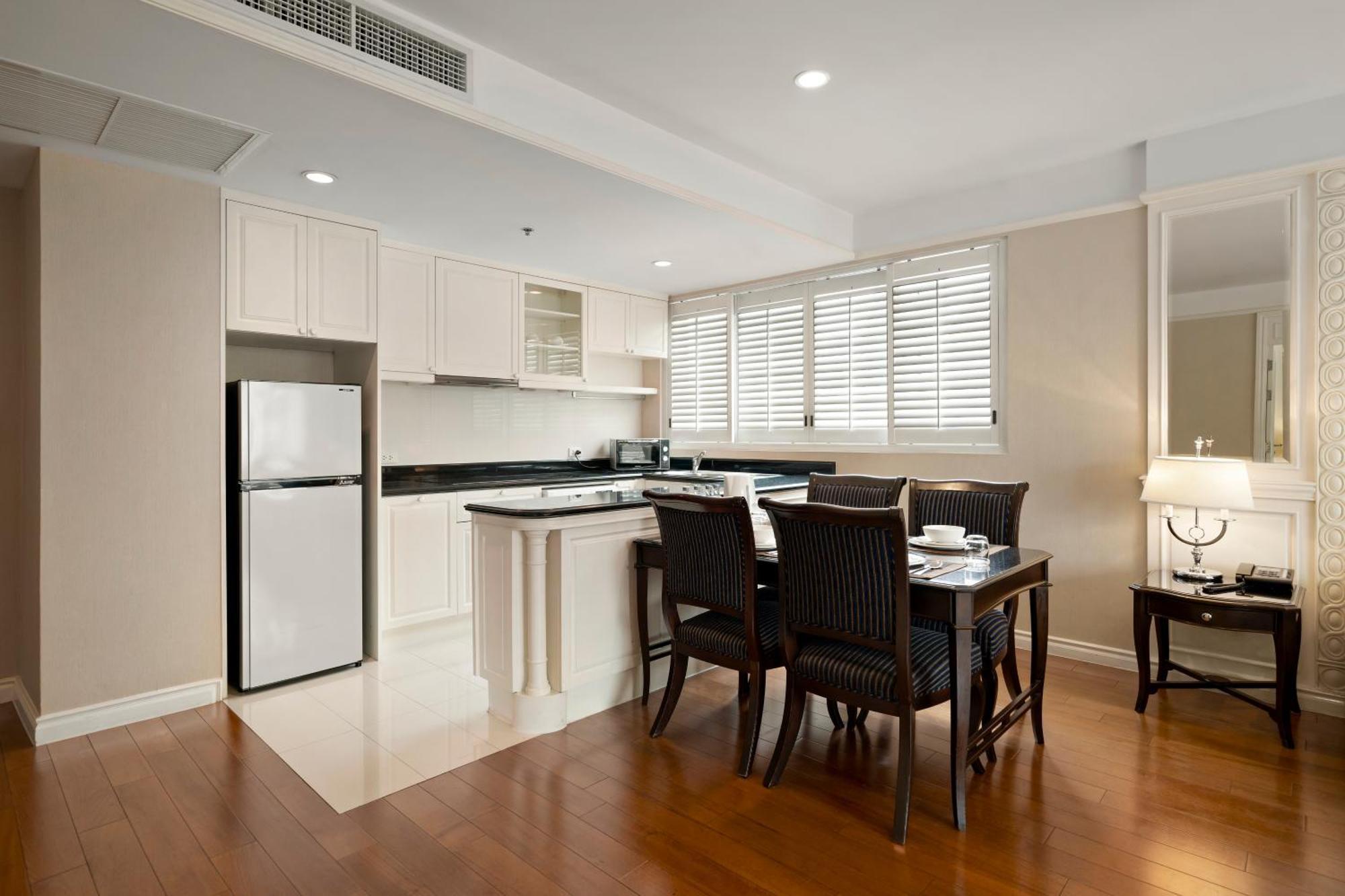 Grande Centre Point Hotel Ratchadamri Bangkok Ngoại thất bức ảnh A kitchen in a serviced apartment